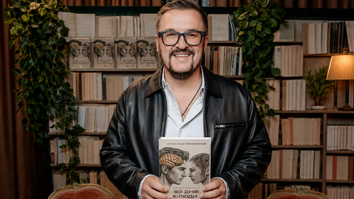 Книга та мікрофон на столі у книгарні під час літературної презентації