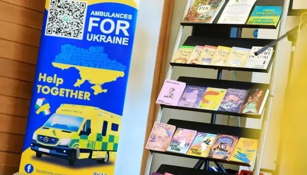 Полиці з книжками в бібліотеці з синіми та жовтими корінцями у центрі композиції