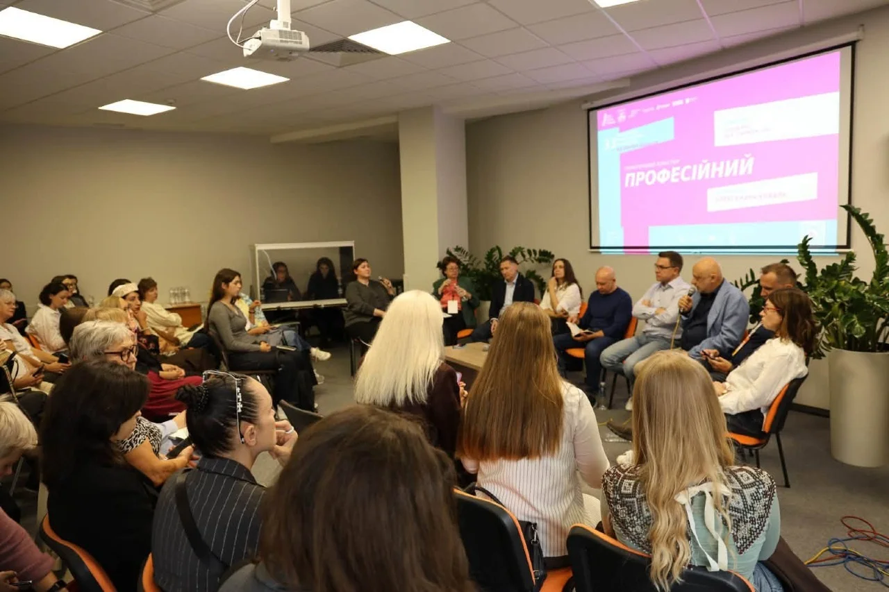 Відвідувачі книжкового ярмарку переглядають книжки у просторій залі