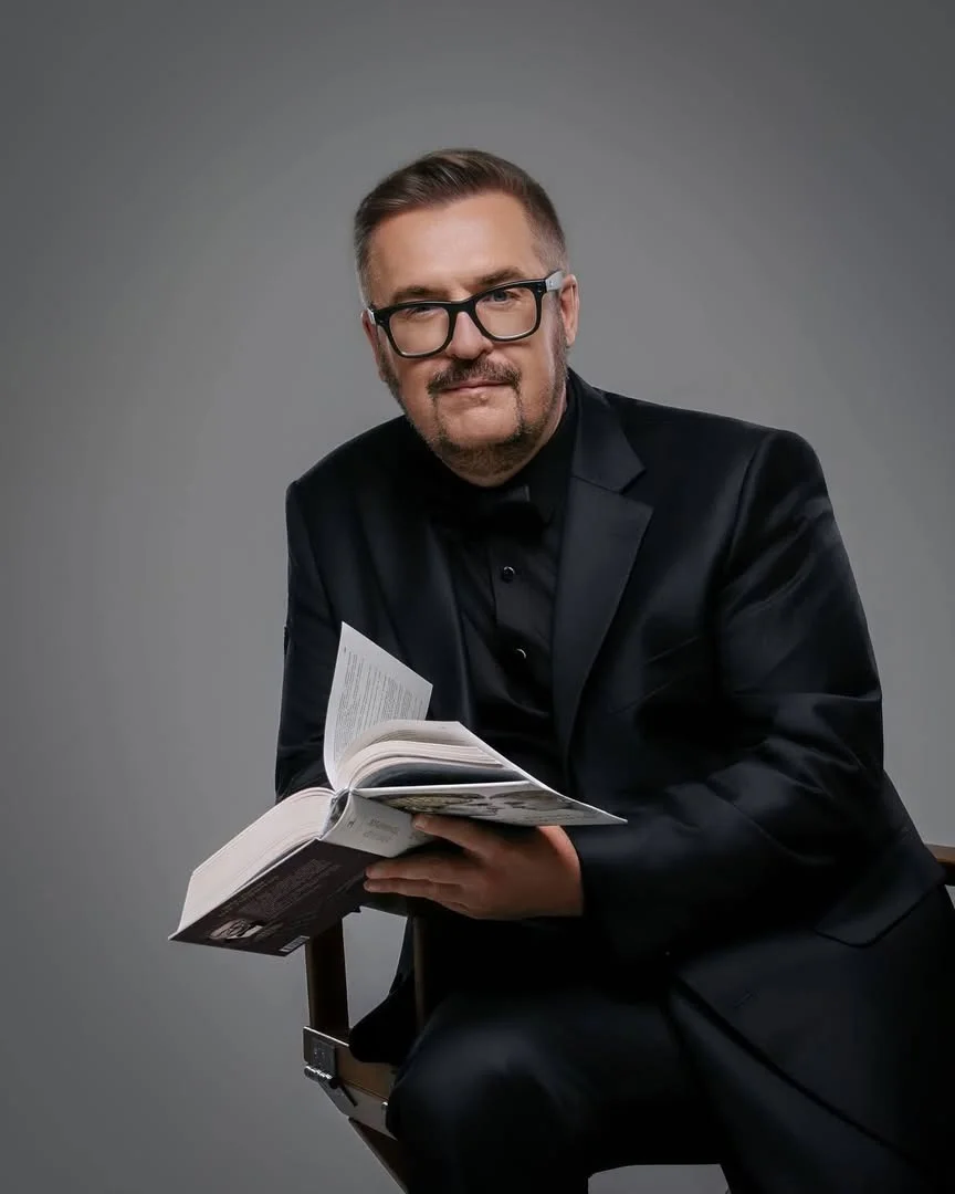 Стос книжок і видавничі матеріали на столі в сучасній студії